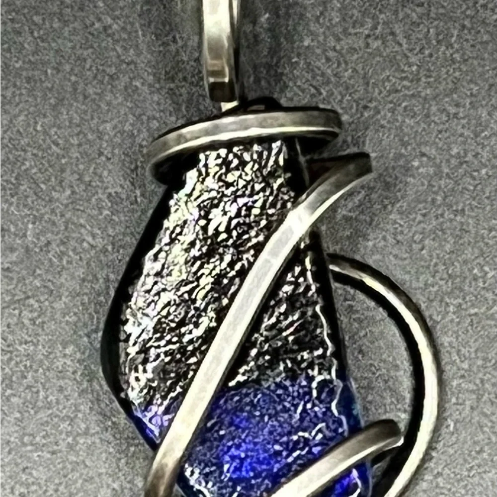 Sterling silver dichroic glass pendant - Picture 5 of 5
